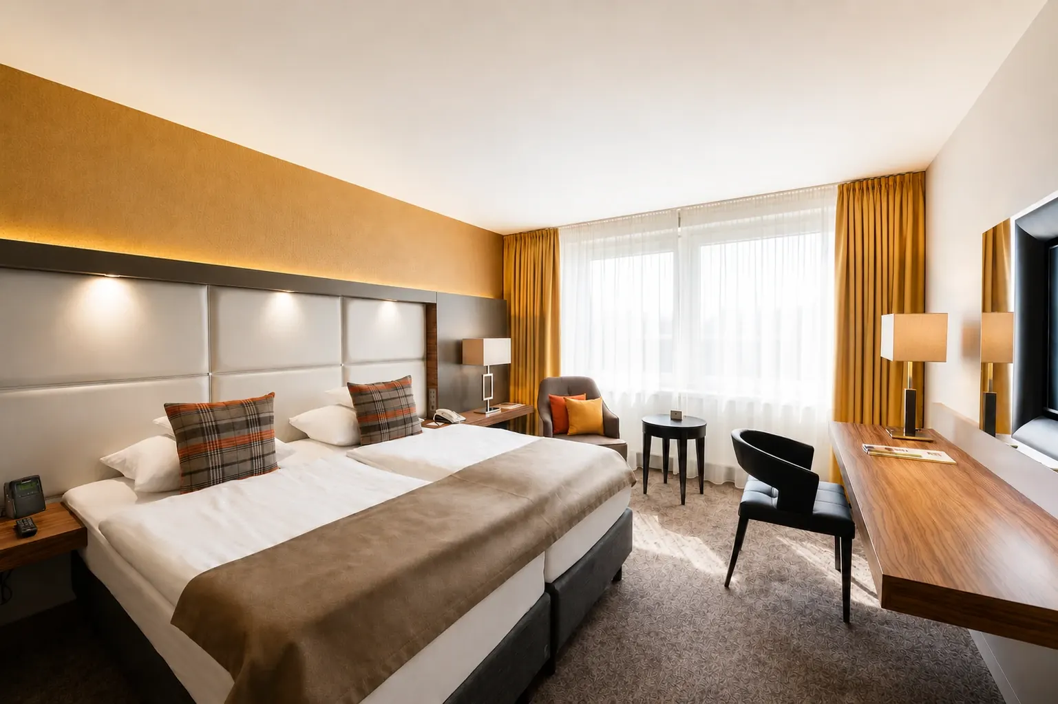 Business-Zimmer im Tagungshotel in Mannheim mit Doppelbett, Schreibtisch und Sitzecke